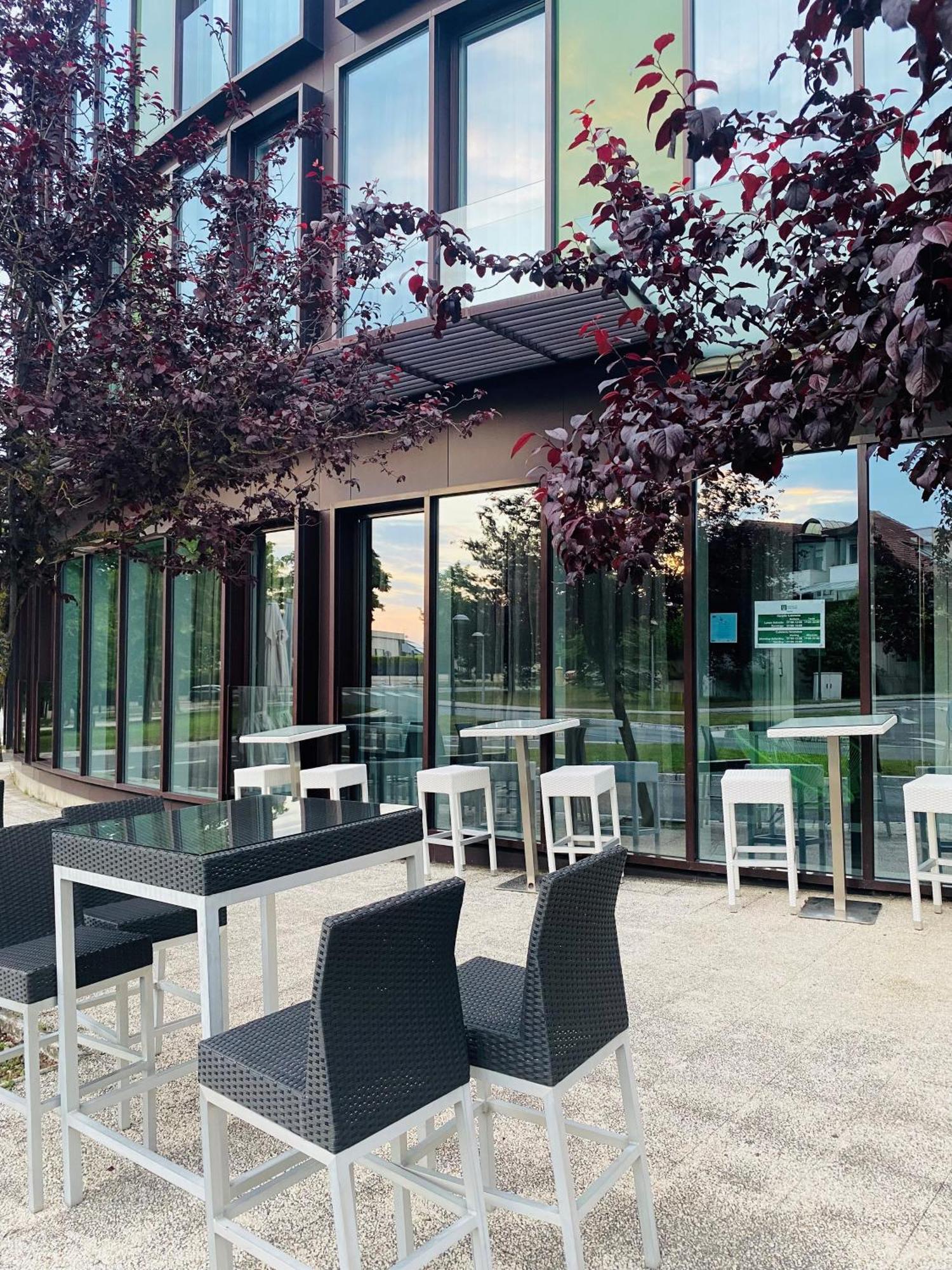 Hotel Jardines De Uleta Suites Vitoria-Gasteiz Exterior photo